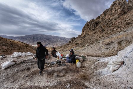 مستند «زنان نمکی» روایتی از زنان معدنکار در چهارمحال بختیاری