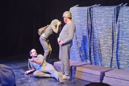 برشی از  نمایش «تاکسیدرمی» به کارگردانی ایمان رمضانی در اولین روز جشنواره تئاتر رضوان