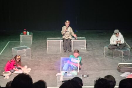 برشی از تئاتر «۹۰دقیقه پارانوئید» به کارگردانی جواد ربیعی نسب