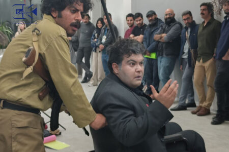 برشی از نمایش خیابانی «مرگ در می ماند» به کارگردانی سید ایمان سیدی