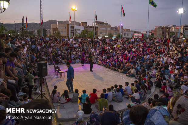 دیدن نمایش های خیابانی به یک فرهنگ برای مردم مریوان تبدیل شده است