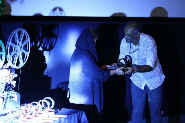 جوانان فیلمساز با یاد و خاطره عباس کیارستمی جایزه گرفتند