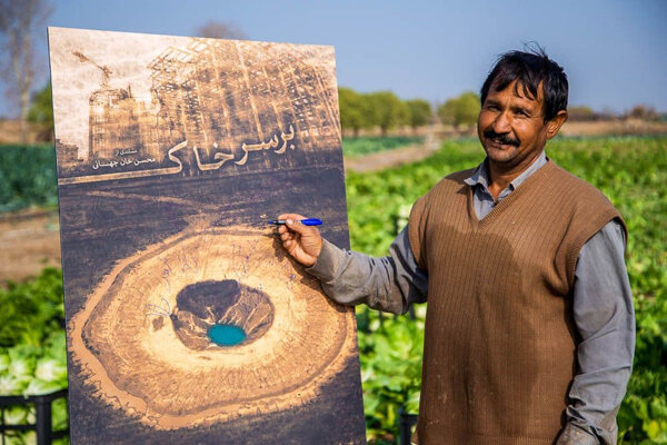 ثبت امضا و اثر انگشت کشاورزان بر پوستر مستند «بر سر خاک»